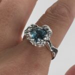 BLUE AMORE sidabro žiedas su širdelės formos mėlynu topazu